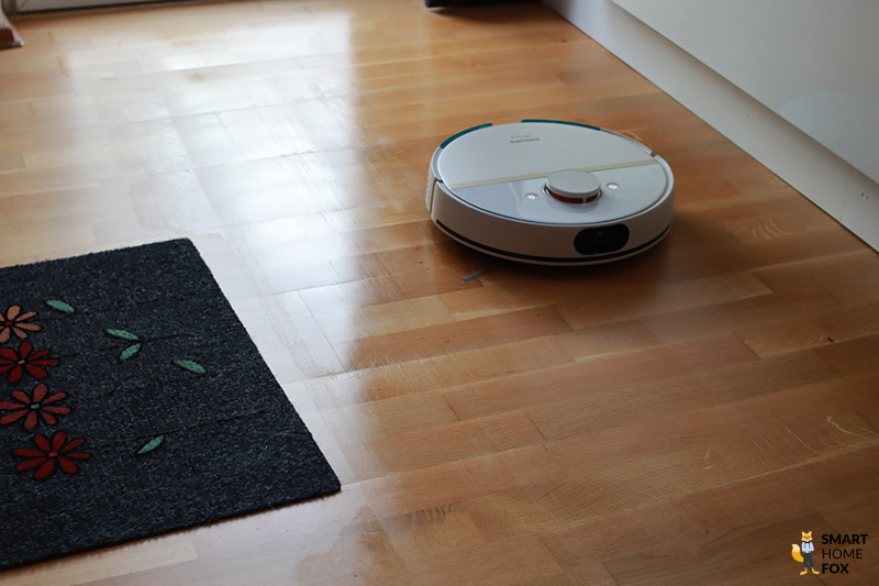 Der Philips HomeRun wischt den Boden im Arbeitszimmer.
